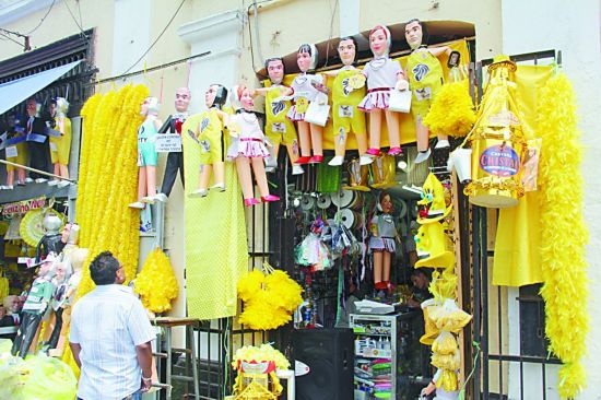 Nguoi Peru dien quan vang don nam moi hinh anh