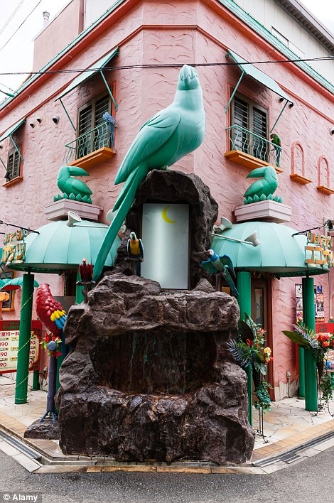 Bên ngoài cổng vào các “khách sạn tình yêu” của Nhật Bản rất đa dạng, từ kiểu trang trí thanh nhã khiêm tốn cho tới những khách sạn lòe loẹt bắt mắt…