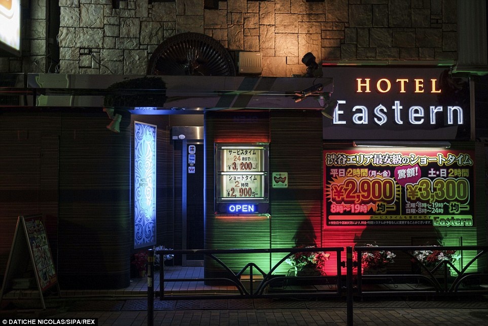 Cũng có những khách sạn tình yêu với giá cả phải chăng dành cho các cặp đôi không thật sự dư dả chi tiêu. Trong hình là lối vào khách sạn tình yêu ở Shibuya Tokyo, nơi mà chi phí rất phải chăng đối với du khách.