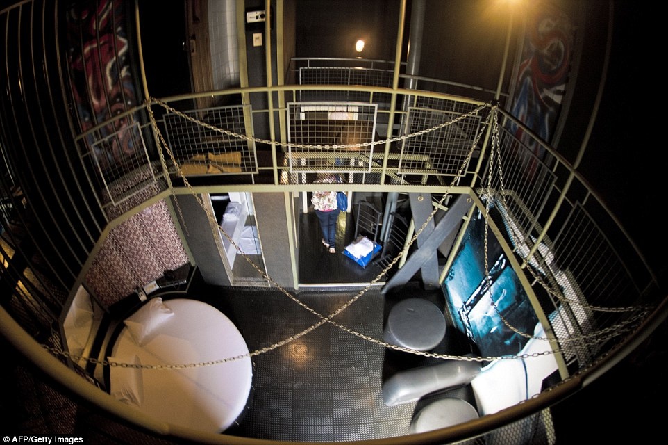 Một khách sạn tình yêu tại trung tâm thủ đô Rio de Janeiro, Brazin. Tại đây bạn có thể thấy đầy đủ dụng cụ cho những cặp đôi ham mê mạo hiểm với dây chuyền, gương soi và nhiều dụng cụ kích thích khác.