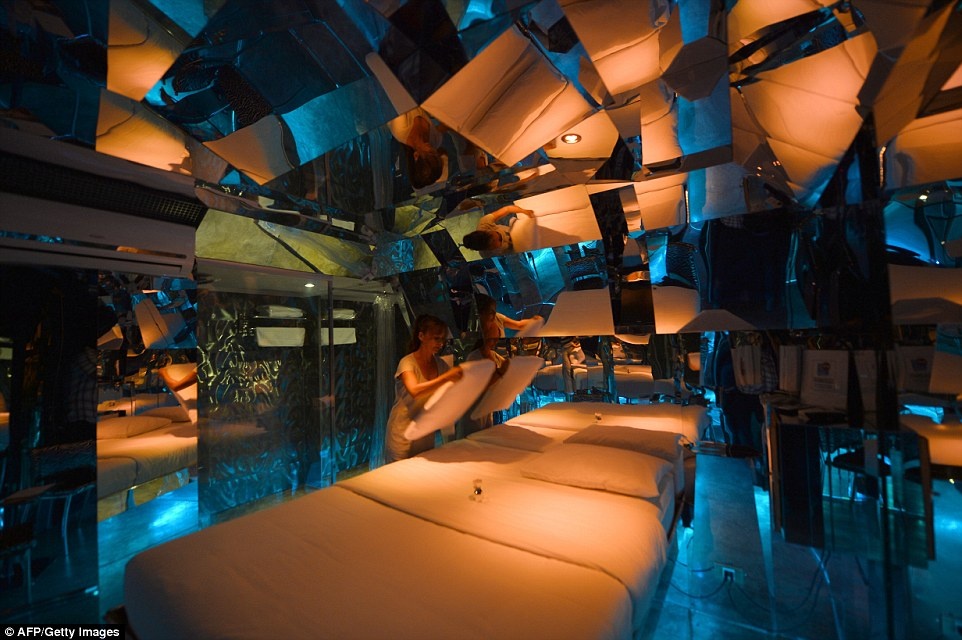 Căn phòng được trang bị rất nhiều gương và đèn les bên trong khách sạn tình yêu ở Santiago, Chile. Hiện ở Chile có khoảng 500 khách sạn tình yêu với nội thất hết sức đa dạng phục vụ du khách.