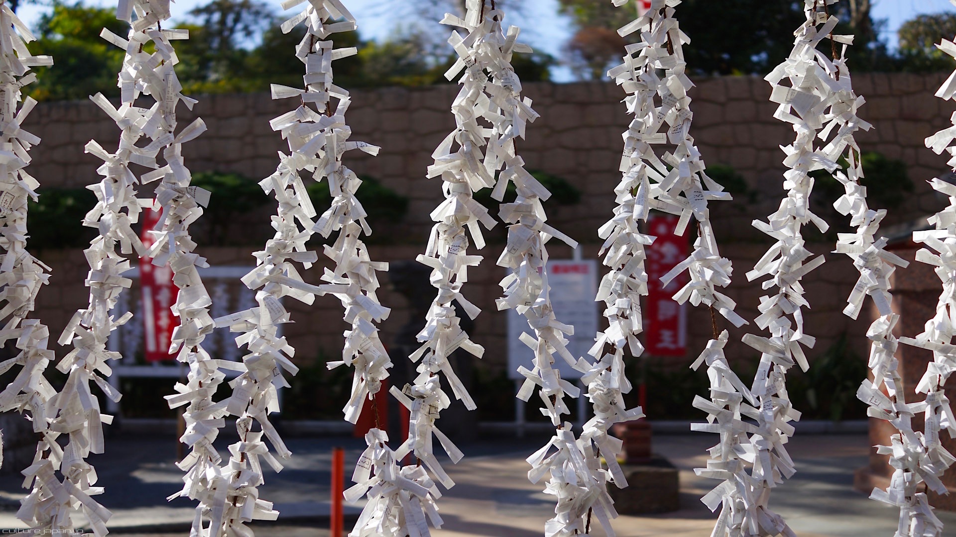 Năm mới nhiều người Nhật có thói quen đi lễ chùa, đồng thời đổi bùa hộ mệnh của năm cũ.