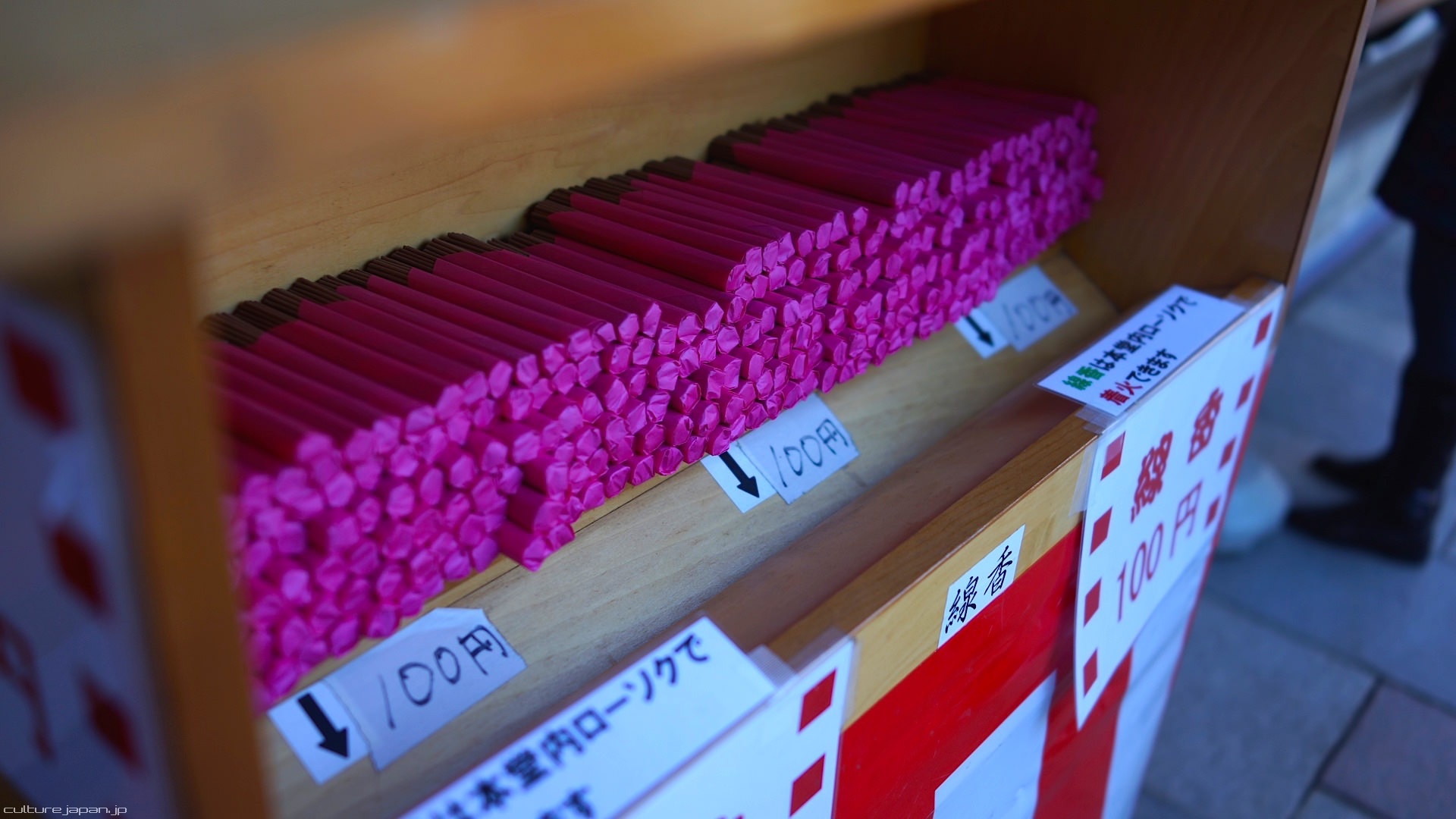 Hương cũng có thể tự mua và tự trả 100 yen vào hộp.