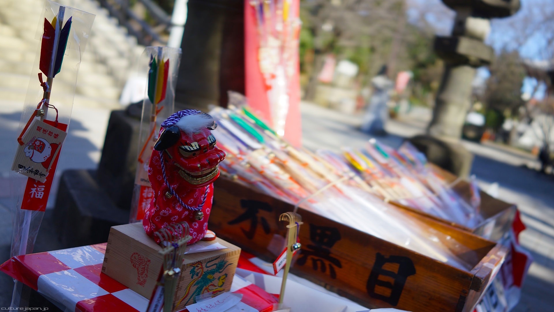 Bạn có thể nhìn thấy con rồng như thế này ở rất nhiều đền chùa ở Nhật. Nhiều người không biết rằng, nếu vỗ tay vào trước mặt rồng, rồng sẽ múa.