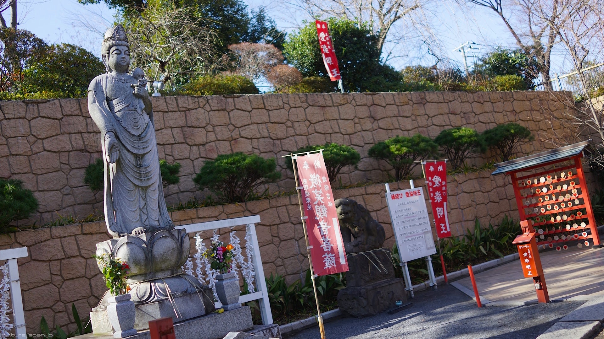 Có vẻ như nhiều người Nhật thường vào lễ khi đi qua đền chùa, hoặc trước lễ động thổ (tiếng Nhật gọi là Jichinsai).