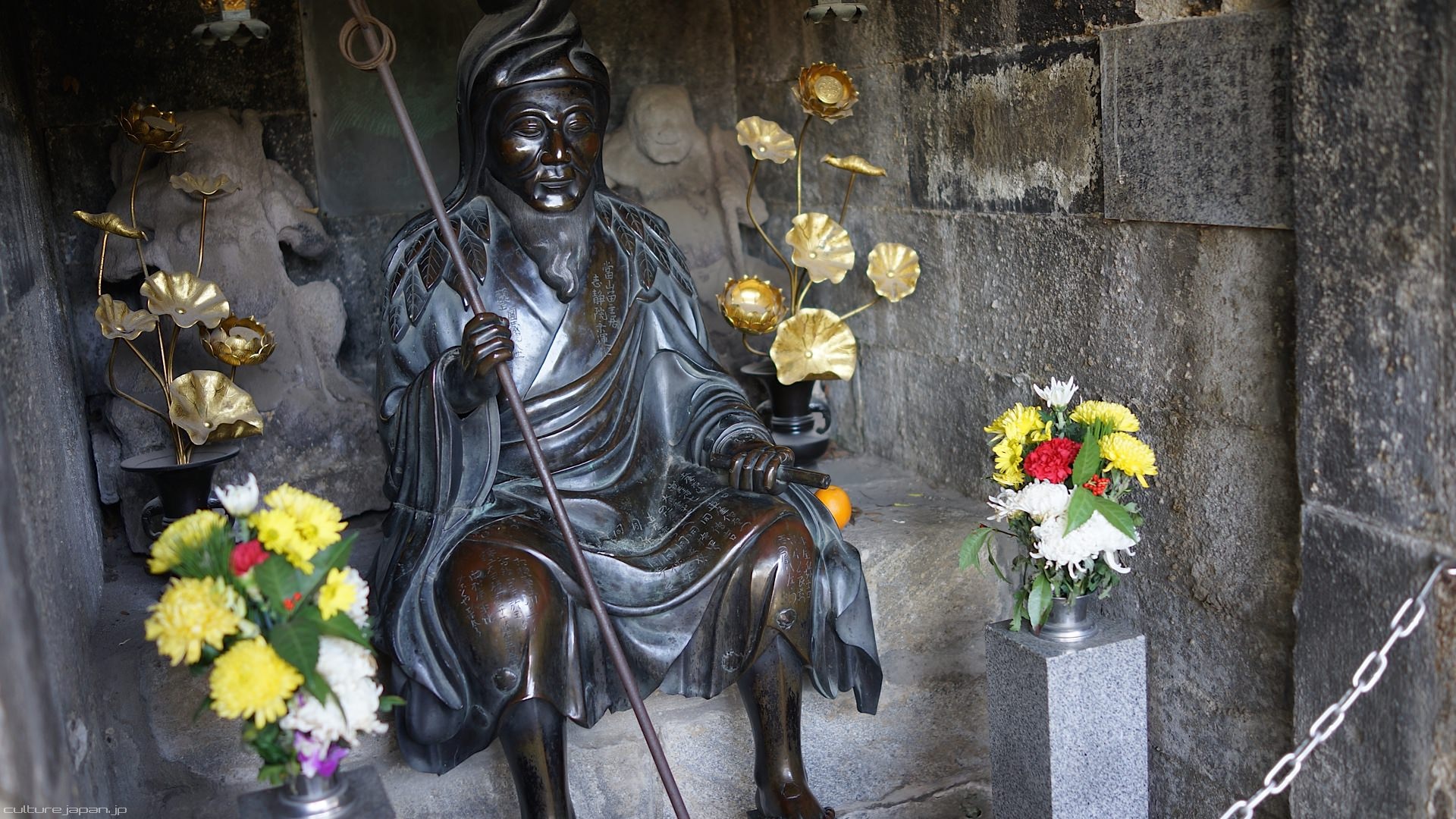 Những người bị đau chân hay đau lưng thường đến xin vị thần này phù hộ.