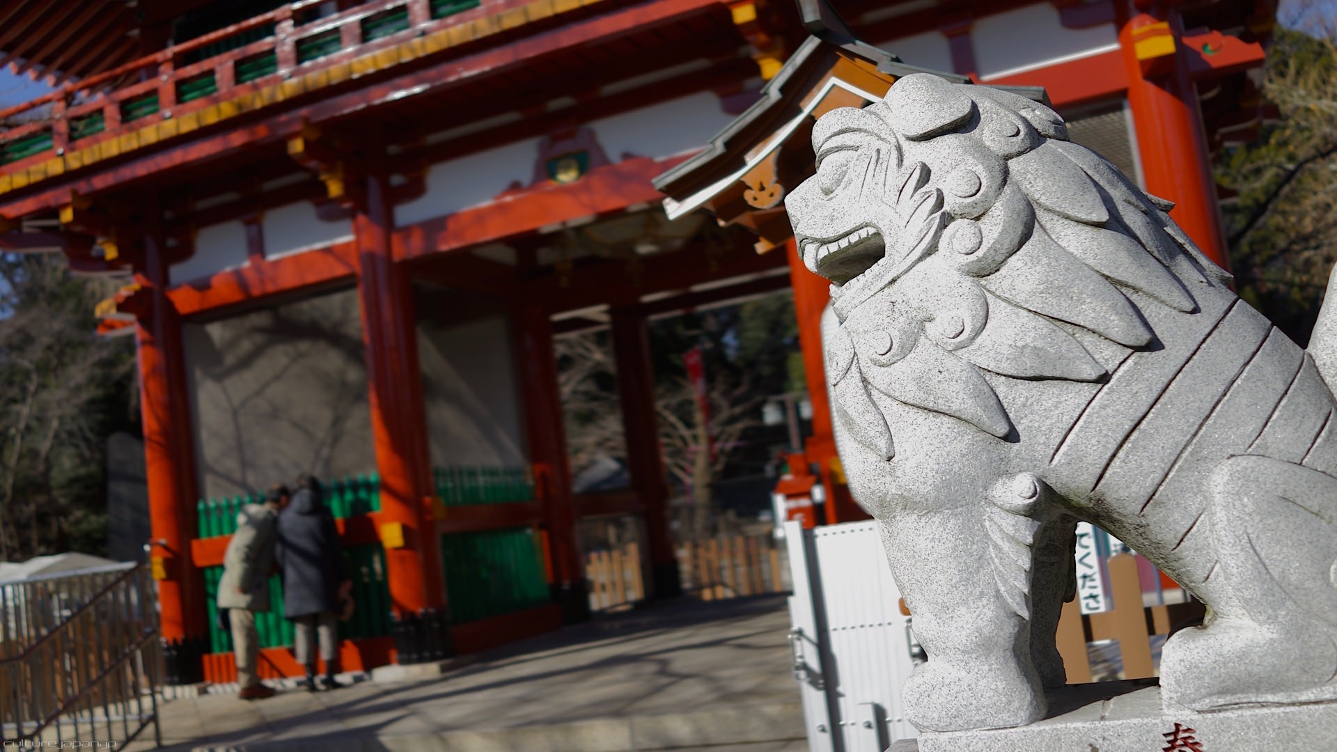 Đây là Shisa – tượng đầu sư tử mình cẩu, thường hay đứng thành đôi (‘đôi’ cũng là một trong nét văn hóa phổ biến ở Nhật) ở lối cổng vào. Một Shisa mở miệng để hút tà…