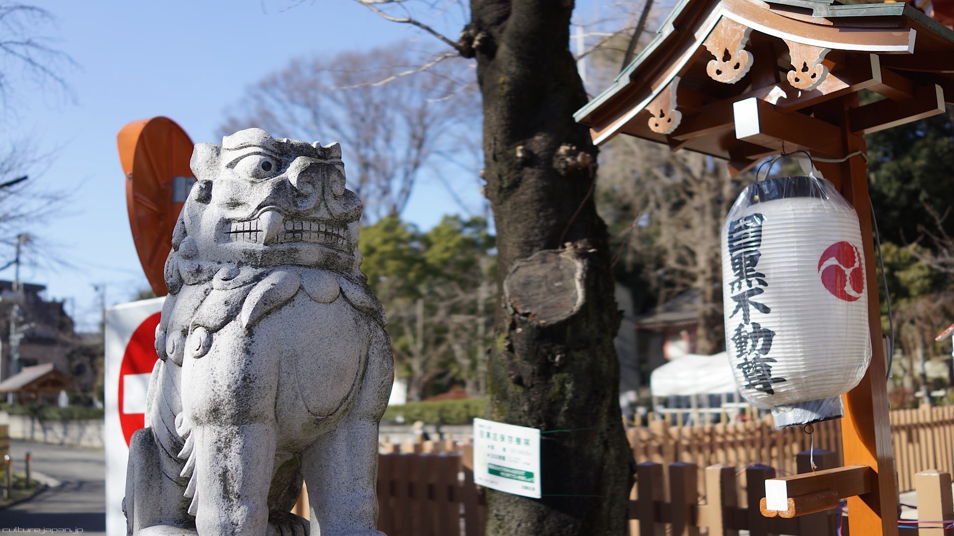 … còn một Shisa thì ngậm miệng để giữ gìn những điều may mắn. 