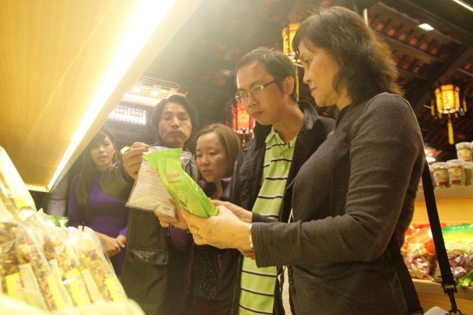 Du khách tham quan gian hàng tại phố đi bộ Huế sau khi được khai trương - Ảnh: PHAN THÀNH.