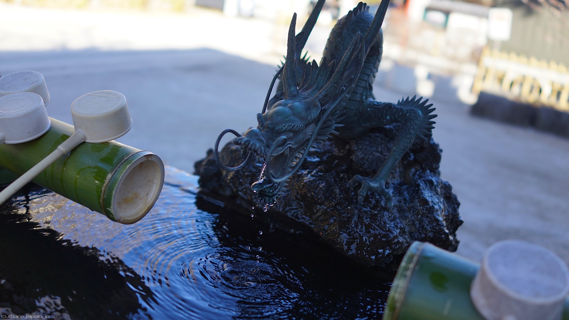 Trước khi vào chùa cần tới chiếc giếng gần cổng chùa để rửa sạch tay và miệng (tất nhiên không được rửa trên miệng giếng). Điều này xuất phát từ quan niệm thân thể con người là không sạch sẽ của người Nhật.