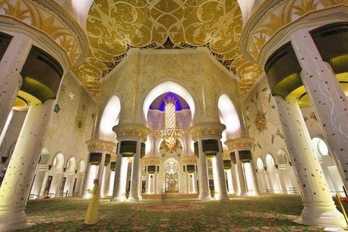 Bên trong nhà thờ có 80 mái vòm, hơn 1000 cột trụ, cùng với đó là nhiều đèn trùm dát vàng 24K xa hoa lóng lánh. 