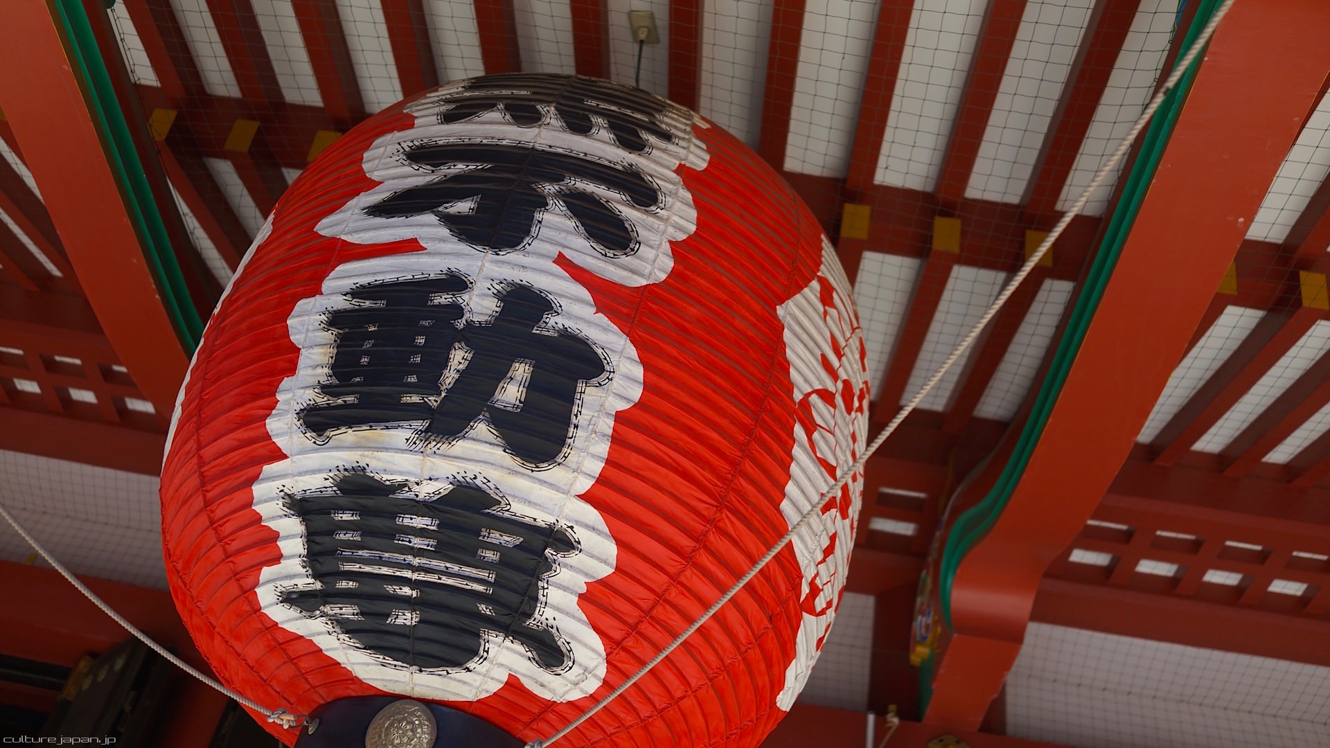 Ngày cuối cùng của năm cũ, cũng có nhiều người đến đền chùa để lễ, và cầu nguyện cho năm mới, thường là cầu bình an.