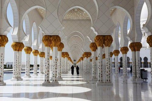 Trên nền đá cẩm thạch, có nhiều loại đá quý của khắp nơi trên thế giới. Trên tường có khắc kinh Koran bằng vàng 24K.