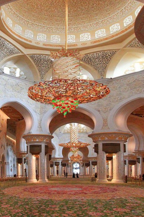 Mọi người khi vào nhà thờ đều phải cởi giày, phụ nữ phải mặc áo chùm đen và đeo mạng. Khi chụp ảnh cần có thái độ nghiêm túc. 