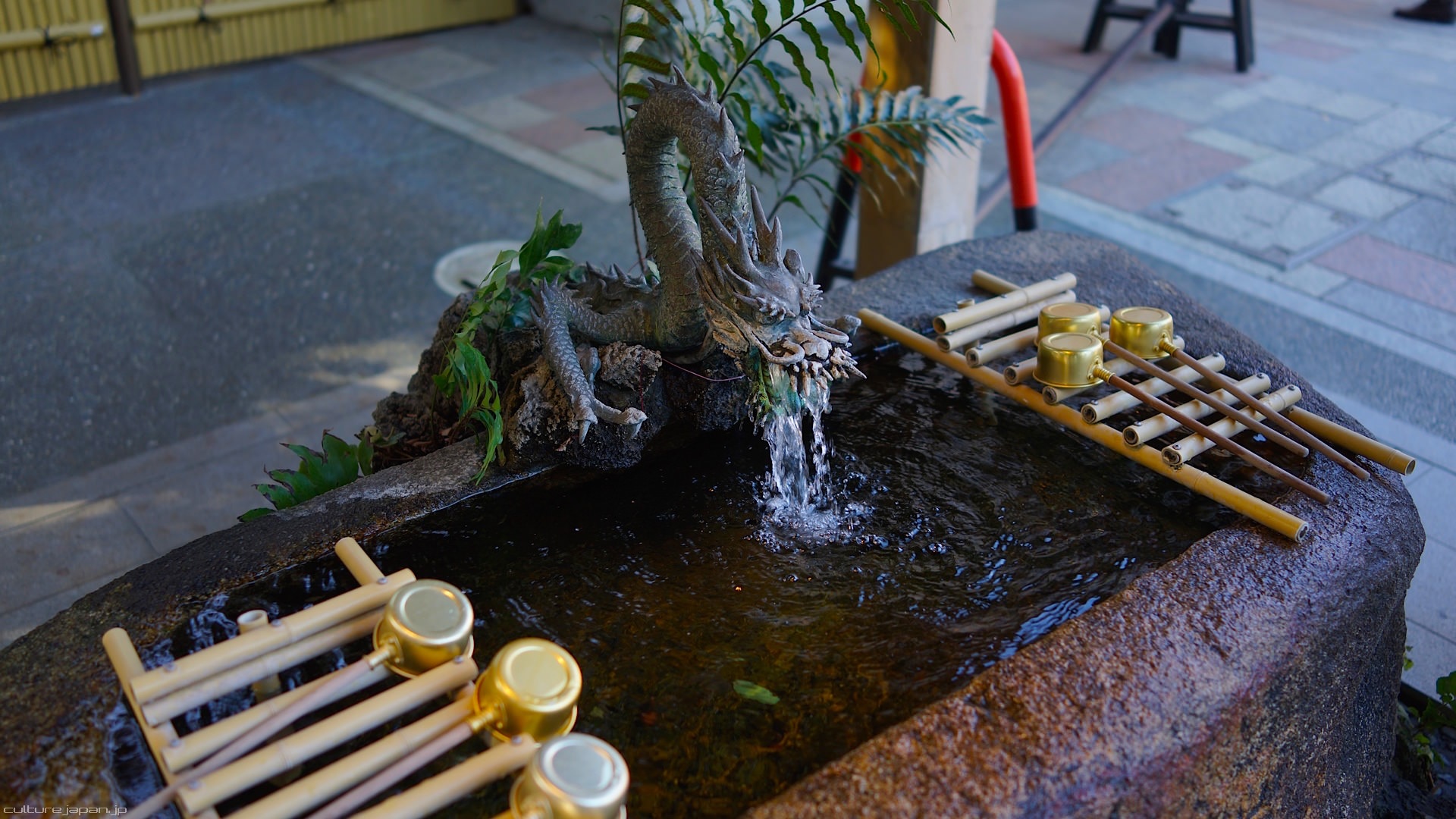 Đây là một chiếc giếng khác ở bên trong chùa, nơi bạn có thể rửa sạch tay và miệng một lần nữa.