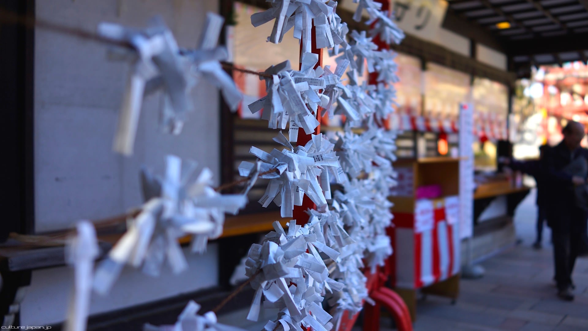 Khi rút phải ‘omikuji’ không may, bạn hãy nhanh chóng buộc nó lên chiếc giá này, để điều không may không biến thành hiện thực.