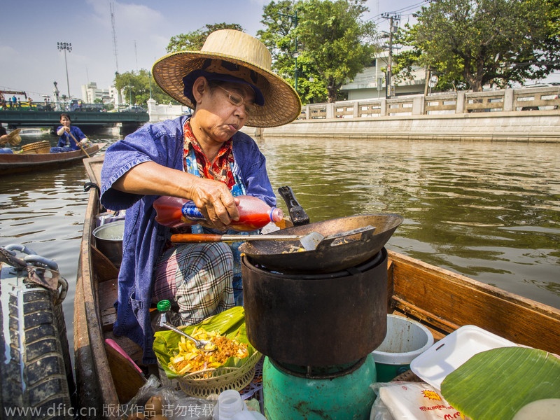 Người bán hàng suốt ngày lênh đênh trên nước, cần mẫn chuẩn bị những món ăn.