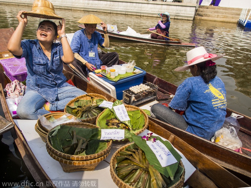 Không khí chợ sầm uất, đông vui.