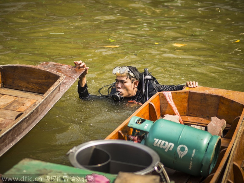Một người đàn ông đang bận rộn chuẩn bị các thiết bị cần thiết cho thuyền bán hàng của mình.