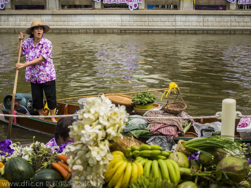 Nhiều món ăn đặc sắc của Thái Lan được bán trên phiên chợ này.