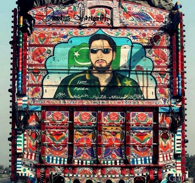 Họ còn nói thêm, tiền ‘thẩm mỹ’ cho xe còn nhiều hơn cả sửa nhà. Mỗi lần thay da đổi thịt cho xe, phải mất tới <abbr class=