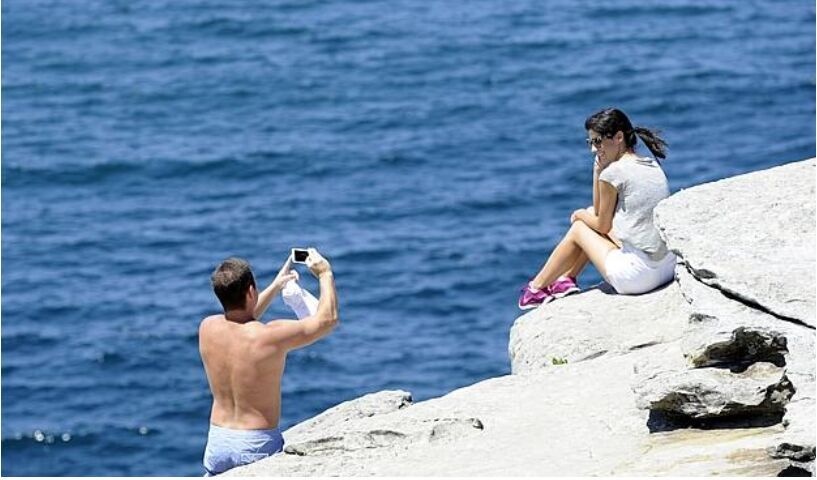 Tuy vách đá rất dốc và đổ thẳng xuống biển, nhưng không ít du khách khi tới đây đã rời đường chính để bước xuống dốc chụp ảnh. 