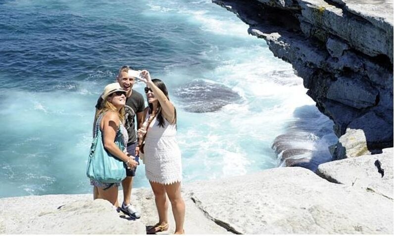 Tuy tình trạng không đảm bảo an toàn cho du khách này diễn ra hằng ngày, nhưng bà Sally Betts – thị trưởng thành phố Waverley cho biết, bà hài lòng với việc bố trí lan can bảo vệ và các cảnh báo về an toàn với du khách hiện nay. Bà nói, chính quyền thành phố phải đảm bảo sự cân bằng giữa an toàn của khách du lịch và bảo vệ cảnh quan tự nhiên nơi đây. “Chúng tôi cố gắng hết sức để đảm bảo an toàn cho khách du lịch, và hi vọng họ không vượt qua hàng rào bảo vệ. Tuy nhiên, tại một số điểm chúng tôi thực sự không muốn xây rào, vì cảnh thiên nhiên ở đó quá đẹp. Ở những nơi như vậy, chúng tôi chỉ có thể hạn chế bớt các hành động mạo hiểm của khách du lịch.”. 