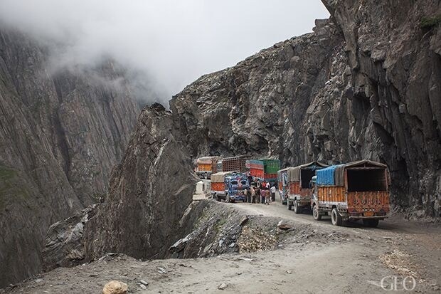 Những chiếc xe lái qua đây từ từ và cẩn thận, trên khoang chở đầy hàng hóa và chất đốt từ thành phố sầm uất về những vùng cao. Trên đường, phong cảnh ngoài xe vô cùng hùng vĩ với những dãy núi cao ngất và dốc thẳng đứng. 