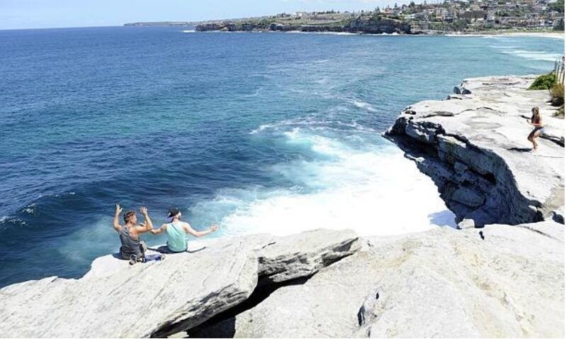 Tuy tình trạng không đảm bảo an toàn cho du khách này diễn ra hằng ngày, nhưng bà Sally Betts – thị trưởng thành phố Waverley cho biết, bà hài lòng với việc bố trí lan can bảo vệ và các cảnh báo về an toàn với du khách hiện nay. Bà nói, chính quyền thành phố phải đảm bảo sự cân bằng giữa an toàn của khách du lịch và bảo vệ cảnh quan tự nhiên nơi đây. “Chúng tôi cố gắng hết sức để đảm bảo an toàn cho khách du lịch, và hi vọng họ không vượt qua hàng rào bảo vệ. Tuy nhiên, tại một số điểm chúng tôi thực sự không muốn xây rào, vì cảnh thiên nhiên ở đó quá đẹp. Ở những nơi như vậy, chúng tôi chỉ có thể hạn chế bớt các hành động mạo hiểm của khách du lịch.”. 