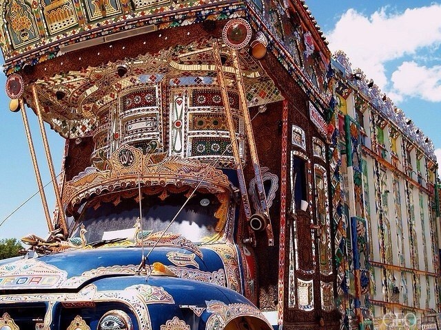 Xe cho hang long lay tren day nui Himalaya hinh anh