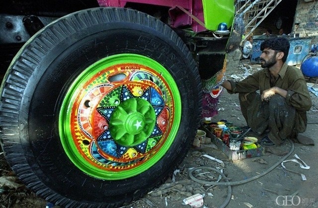 “Cả cuộc sống của chúng tôi gắn bó với những chiếc xe hàng này, nên chúng tôi muốn làm cho nó thật đẹp”, một người lái xe chia sẻ. 