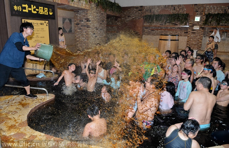 Khoảnh khắc thú vị khi cả bể cùng chờ đón một xô socola bay về phía họ. 