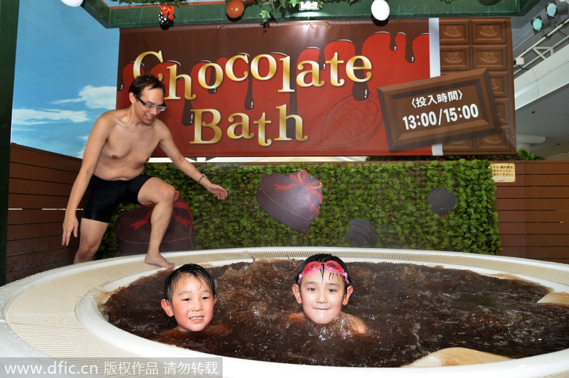 Cũng như tắm suối nước nóng ở nhiều nơi tại Nhật, tắm socola nóng cũng phục vụ nam nữ tắm chung. 