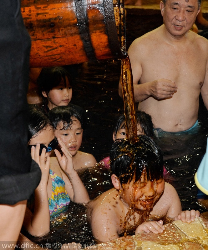 Các em nhỏ đặc biệt thích thú khi nước socola dội thẳng lên đầu. 