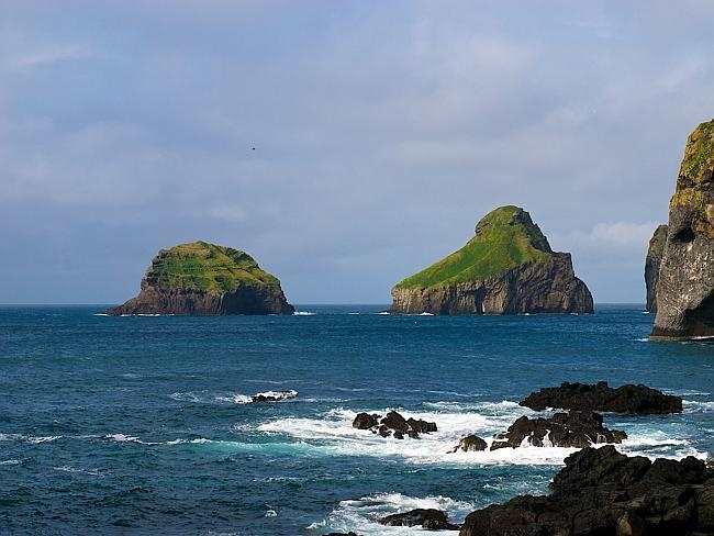 Nghe nói, cách đây 300 năm, từng có 5 gia đình sinh sống ở đây. Họ bắt cá, chim biển và nuôi bò để làm thức ăn qua ngày. Cuộc sống cách ly với thế giới bên ngoài này không kéo dài được lâu, và dần dần họ rời khỏi hòn đảo. Khoảng những năm 30 của thế kỷ 20, khi gia đình cuối cùng rời khỏi đảo, nơi đây biến thành đảo hoang. 