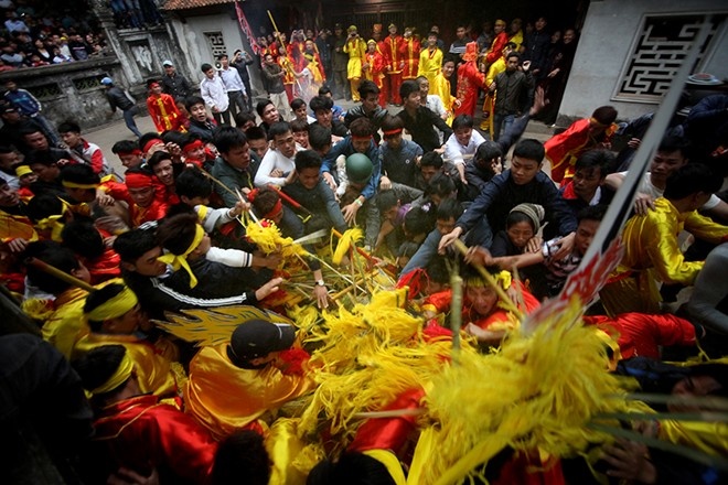 8. Hội Gióng. Hội Gióng Phù Đổng là hội làng truyền thống tưởng nhớ công đức của vị Phù Đổng Thiên Vương (Thánh Gióng), được tổ chức thường niên tại xã Phù Đổng, huyệ̣n Gia Lâm, Hà Nội vào ngày 6-8 tháng Giêng Âm lịch. Lễ hội diễn ra với các nghi lễ truyền thống như lễ khai quang, lễ rước, lễ dâng hương, dâng hoa tre lên đền Thượng, nơi thờ Thánh Gióng. Ảnh youtube.