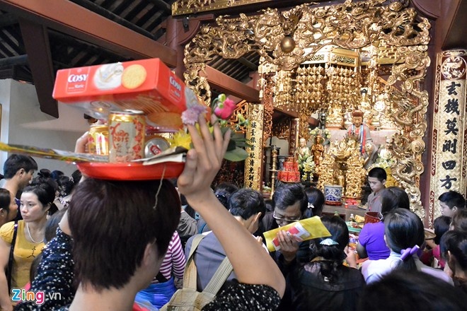 3. Lễ hội chùa Hương. Khai hội từ ngày mùng 6 tháng giêng đến hết tháng 3 Âm lịch, đây cũng là lễ hội kéo dài nhất trong cả nước, và đông nhất từ rằm tháng giêng đến 18/2 âm lịch. Hàng năm lễ hội thu hút hàng triệu du khách từ khắp nơi kéo về tham gia hành trình cõi Phật - nơi Bồ Tát Quan Thế Âm ứng hiện tu hành. Du khách khi đến với lễ hội còn được đắm mình trong không gian của non nước mênh mông của suối Yến, hay chiêm ngưỡng cảnh sắc hùng vĩ của động Hương Tích.