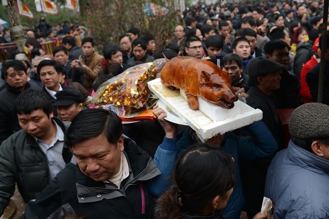 2. Khai ấn Đền Trần. Lễ hội diễn ra tại đền Trần - Nam Định, là một trong những lễ hội khai xuân lớn nhất trong năm, diễn ra từ ngày 11-16 tháng giêng. Ngoài lễ phát ấn lúc giữa đêm 14 và mở đầu ngày 15 tháng giêng, lễ hội còn tổ chức xen kẽ các hoạt động hội truyền thống gồm múa lân, múa rồng, hát chèo, hát chầu văn, thi đấu cờ người, đấu vật, biểu diễn võ thuật bên ngoài cổng Ngũ môn Đền Trần… Du khách tham gia lễ hội Đền Trần chủ yếu cầu thăng quan, thành đạt trong công việc bằng hình thức xin hoặc mua ấn.