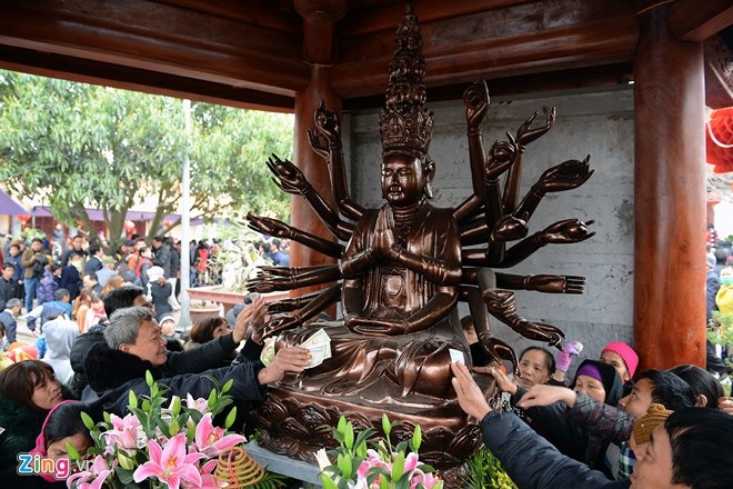 5. Hội Lim (huyện Tiên Du, tỉnh Bắc Ninh) có nguồn gốc từ hội chùa, hội hát, liên quan đến tiếng hát của chàng Trương Chi trong truyền thuyết Trương Chi - Mỵ Nương. Đây cũng là lễ hội lớn của vùng Kinh Bắc với khá nhiều hoạt động văn hóa nghệ thuật và tín ngưỡng tâm linh. Trong ngày lễ còn có nhiều nghi lễ và trò chơi dân gian như hát quan họ, giao lưu đối đáp, đấu võ, đấu vật, đấu cờ, đu tiên, thi dệt cửi, nấu cơm, thi cờ người. Năm nay, hội Lim sẽ được tổ chức trong 2 ngày 2,3/3/2015, tức ngày 12 và 13 tháng giêng Âm lịch.