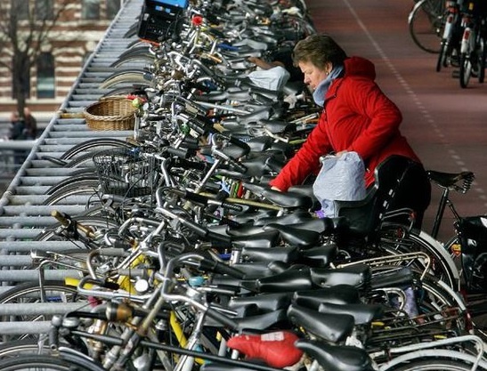 Thanh pho Amsterdam qua tai xe dap hinh anh