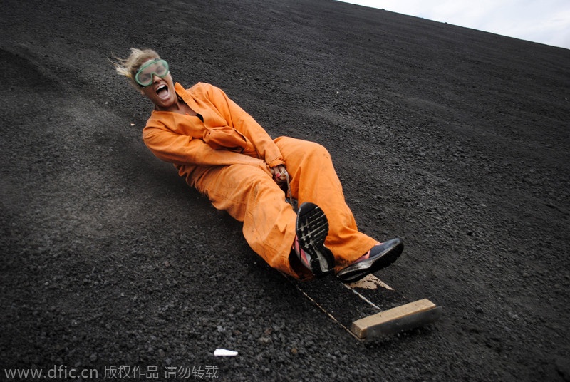 Không chịu dừng ở trượt tuyết, nhiều người yêu thích du lịch mạo hiểm đã chuyển sang tìm kiếm cách ‘giãn gân giãn cốt’ bằng môn trượt núi lửa.