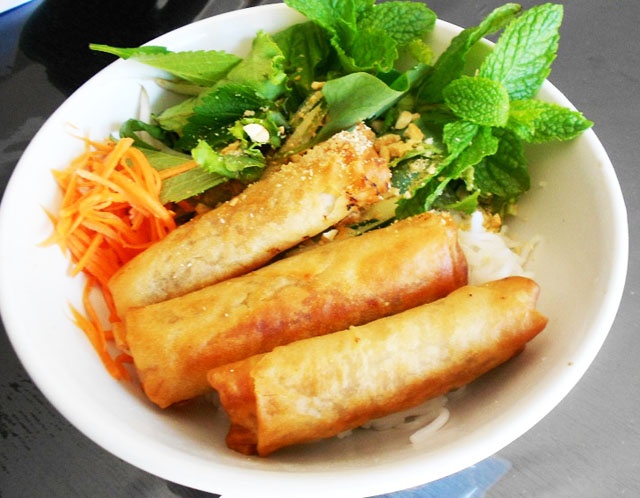 Bua sang ngon mieng voi bun cha gio hinh anh