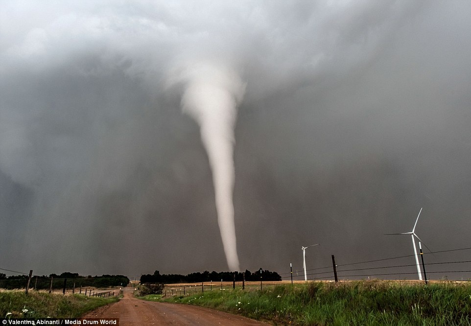 Trong suốt hành trình theo chân những cơn bão của mình, cô đã gặp hơn 70 cơn lốc xuáy và 400 cơn bão lớn nhỏ trong một thập kỷ qua.