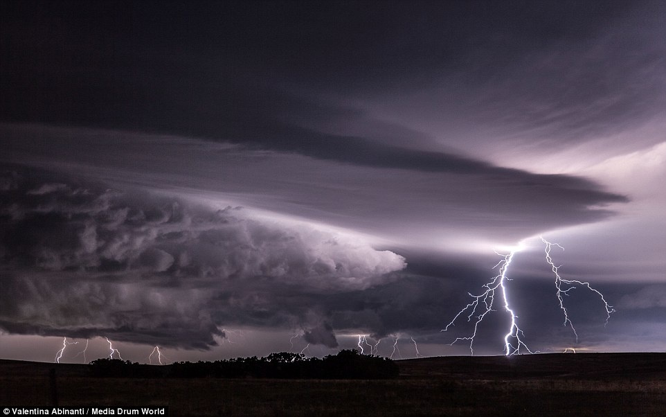 Lần đầu chứng kiến một cơn lốc xuáy 2003, cô đã đuổi theo và ghi lại khoảnh khắc nó càn quét mọi chướng ngại trên đường.