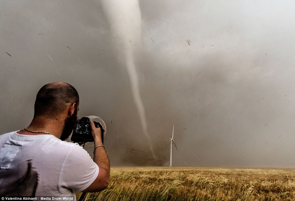 Công việc của một thợ săn bão khá nguy hiểm, đôi khi có thể mất cả tính mạng. Nhưng với niềm đam mê cô đã bất chấp tất cả để có thể ghi lại được những bức ảnh phi thường của mình.