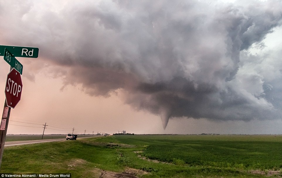 Ước mơ trở thành một người săn bão của Valentina Abinanti đã theo cô trong suốt những năm tháng còn là sinh viên cho tới khi cô trở thành một giáo viên tiểu học.
