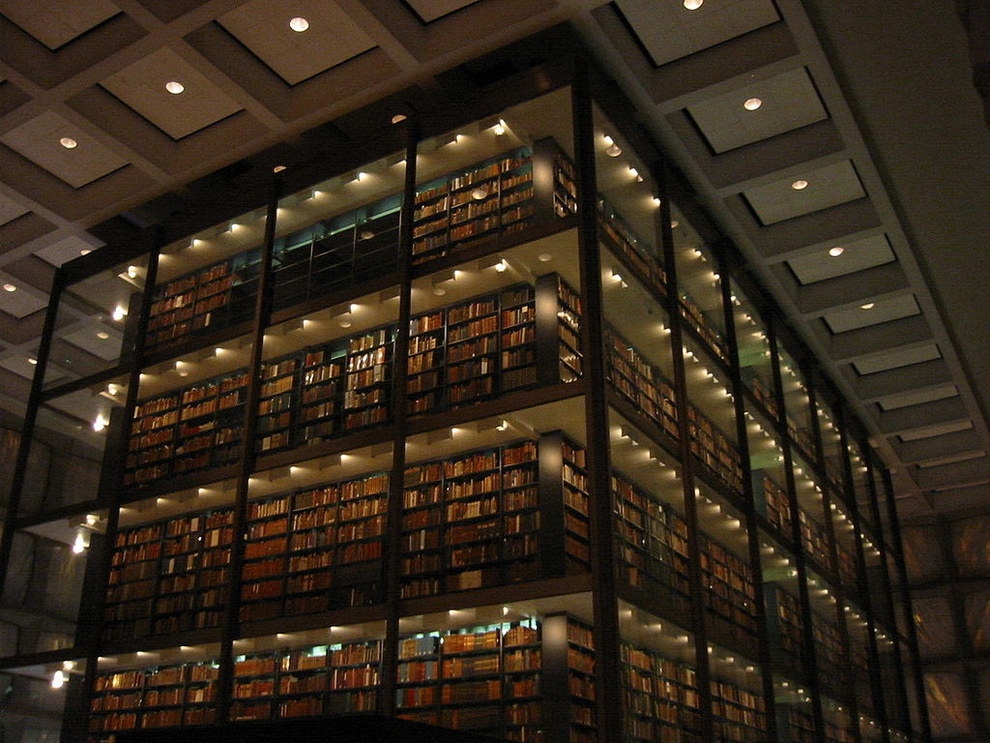 6. Thư viện sách và bản thảo Beinecke tại Yale, New Haven, Bang Connecticut Hoa Kỳ. Thư viện Beinecke là nơi tập trung rất nhiều cuốn sách quý hiếm, cùng với phòng kiểm soát nhiệt độ và những màn hình cỡ lớn.
