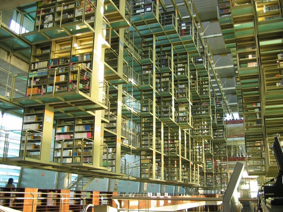 7. Thư viện Biblioteca Vasconcelos, Mexico City. Chỉ mới đi vào hoạt động mùa hè năm ngoái, thư viện Biblioteca Vasconcelos với lối kiến trúc khác lạ cùng không gian rộng rãi, đã trở thành địa điểm rất thu hút với những bạn trẻ ham mê đọc sách.