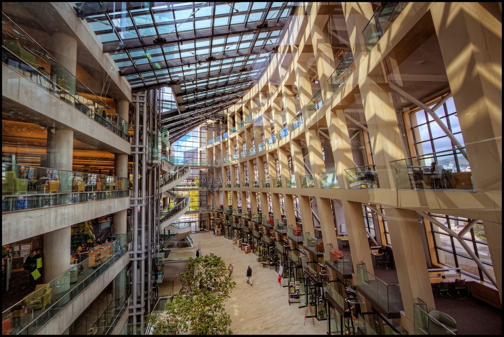 8. Thư viện công cộng tại Salt Lake City, Hoa Kỳ. Một bạn trẻ sau khi tới đây đã phải thốt lên rằng, thư viện tại Salt Lake City quá tuyệt vời, dường như nơi đây được tạo ra bởi Willy Wonka (nhân vật hư cấu trong tiểu thuyết Charlie and the Chocolate Factory).