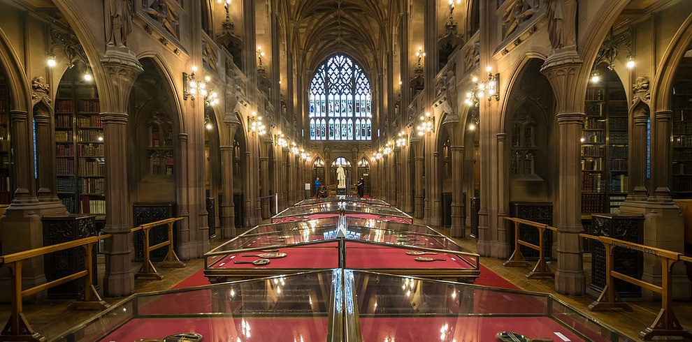 4. Thư viện John Rylands, Manchester Vương quốc Anh. Thư viện rất lớn với lối kiến trúc như một thánh đường chỉ dành riêng cho sách.